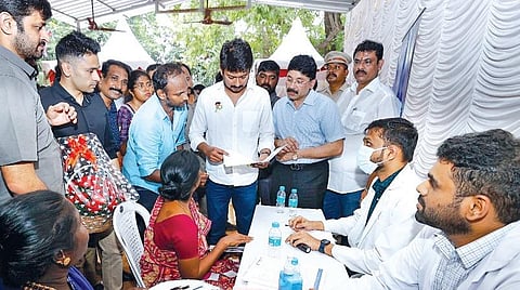 அப்போலோ, அகர்வால் மருத்துவமனைகள் சார்பில், சென்னை சிந்தாதிரிப்பேட்டை பம்பிங் ஸ்டேஷன் குடியிருப்பு பகுதியில் நடைபெற்ற இலவச மருத்துவ முகாமை உதயநிதி ஸ்டாலின் எம்எல்ஏ நேற்று தொடங்கி வைத்தார்.