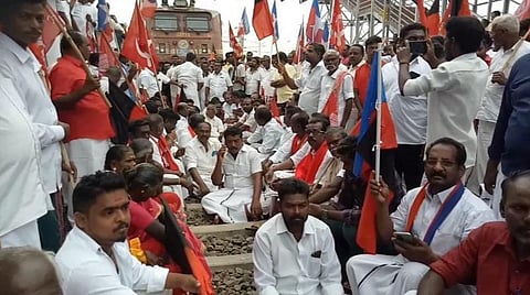 ரயில் மறியலில் ஈடுபட்ட இ.கம்யூனிஸ்ட் கட்சியினர்.