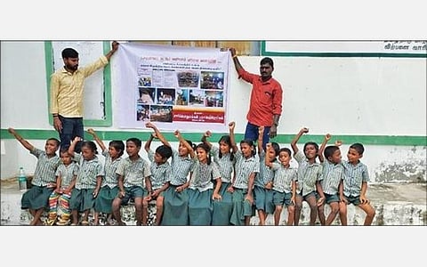 புதிய பள்ளிக் கட்டிடம் கட்டக்கோரி, கள்ளக்குறிச்சி ஆட்சியர் அலுவலக வளாகத்தில் கோஷமிடும் புதுஉச்சிமேடு ஊராட்சி ஒன்றிய தொடக்கப் பள்ளி மாணவர்கள்.