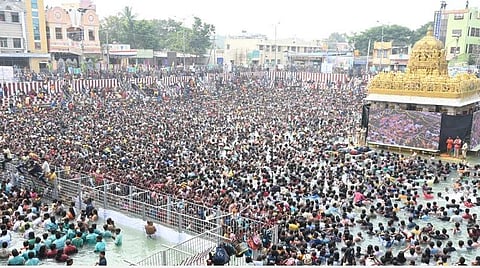 திருச்சானூர் பஞ்சமி தீர்த்தவாரி நிகழ்ச்சியையொட்டி, பத்ம குளத்தில் புனித நீராடிய ஆயிரக்கணக்கான பக்தர்கள்.