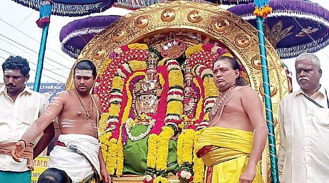 அண்ணாமலையார் கோயிலில் நடைபெற்று வரும் கார்த்திகை தீபத்
திருவிழாவை முன்னிட்டு தங்க சூரிய பிரபையில் சந்திரசேகரர் எழுந்
தருளி மாட வீதியுலா வந்து பக்தர்களுக்கு அருள்பாலித்தார்.