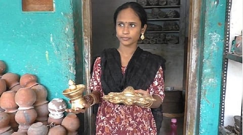 மதுரை | விளாச்சேரியில் தயாரிக்கப்படும் கார்த்திகை விளக்குகள்: ரூ.5 முதல் 1500 வரை விற்பனை