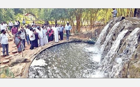ஏலகிரி பூங்காவில் உள்ள செயற்கை நீரூற்றை பார்வையிட்டு நேற்று ஆய்வு செய்த சுற்றுலாத்துறை அமைச்சர் மதிவேந்தன். அருகில், சுற்றுலாத்துறை இயக்குநர் சந்தீப் நந்தூரி, மாவட்ட ஆட்சியர் அமர் குஷ்வாஹா உள்ளிட்டோர்.