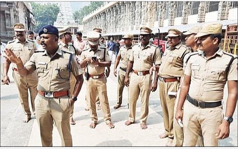 தி.மலை அண்ணாமலையார் கோயிலில் மாவட்ட காவல் கண்காணிப் பாளர் கார்த்திகேயன் நேற்று ஆய்வு செய்தார்.படம்: இரா.தினேஷ்குமார்.