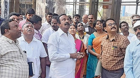 சென்னை புறநகரில் அமையவுள்ள கிளாம்பாக்கம் பேருந்து நிலையத்தில் நடைபெறும் பணிகளை வீட்டு வசதி மற்றும் நகர்ப்புற வளர்ச்சித் துறை அமைச்சர் முத்துசாமி நேற்று ஆய்வு செய்தார். படம்: எம்.முத்துகணேஷ்