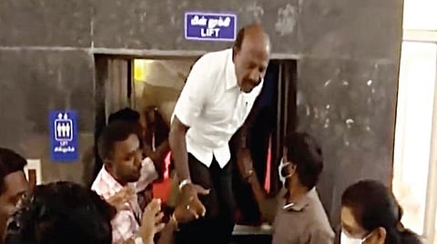 ஸ்டான்லி மருத்துவமனையில் பாதி வழியில் நின்ற லிஃப்டிலிருந்து பத்திரமாக வெளியேறிய அமைச்சர் மா.சுப்பிரமணியன்.