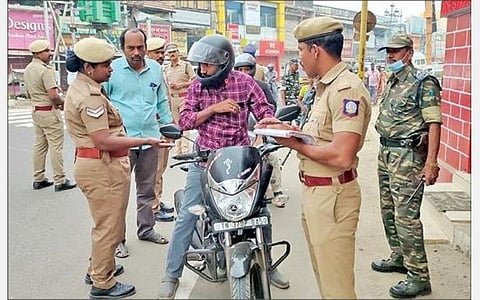 கோவை பெரியகடை வீதியில் வாகன ஓட்டுநர்களிடம் சோதனை நடத்திய காவல்துறையினர்.   படம்: ஜெ.மனோகரன்