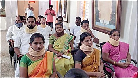 நாகர்கோவில் மாநகராட்சி கூட்டத்தில் பாஜக கவுன்சிலர்கள் கழுத்தில் பாதுகாப்பு பட்டை அணிந்து பங்கேற்றனர்.