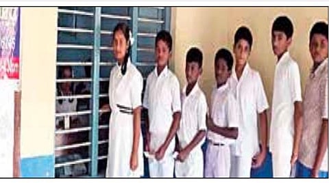 தெலங்கானா அரசுப் பள்ளியில் உள்ள வங்கியில் பணம் செலுத்த ஆர்வத்துடன் வரிசையில் காத்திருக்கும் மாணவர்கள்.