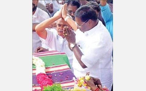 யானை லட்சுமியின் உடலுக்கு அஞ்சலி செலுத்தும் முன்னாள் முதல்வர் நாராயணசாமி.