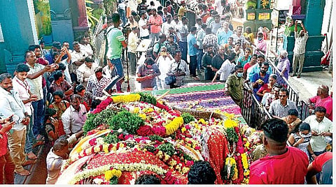 மணக்குள விநாயகர் கோயிலில் யானை லட்சுமிக்கு அஞ்சலி செலுத்திய பக்தர்கள்.படம்: எம்.சாம்ராஜ்