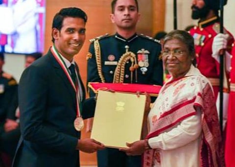 தமிழக டேபிள் டென்னிஸ் வீரர் சரத் கமலுக்கு தயான்சந்த் கேல் ரத்னா விருதை வழங்குகிறார் குடியரசுத் தலைவர் திரவுபதி முர்மு. படம்: பிடிஐ