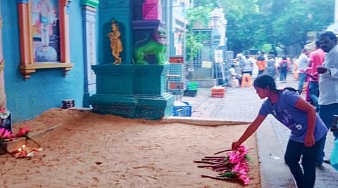 மணக்குள விநாயகர் கோயிலில் யானை லட்சுமி நின்ற இடத்தில் பூக்கள் வைத்து பக்தர்கள் மரியாதை