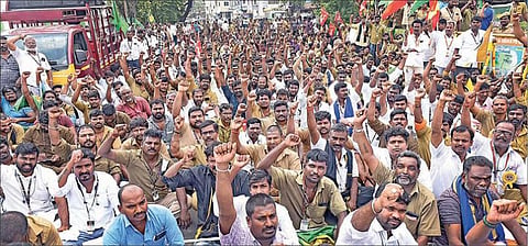 புதிய மோட்டார் வாகன சட்டத் திருத்தத்தைக் கைவிடக் கோரி சென்னை எழும்பூர் அருகே நேற்று கண்டன ஆர்ப்பாட்டத்தில் ஈடுபட்ட தமிழ்நாடு சாலைப் போக்குவரத்து தொழிலாளர் சம்மேளனத்தினர். படம்: ம.பிரபு