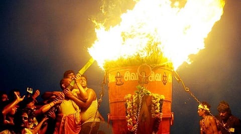 2668 அடி உயரம் உள்ள அண்ணாமலை மீது ஏற்றப்பட்ட மகா தீபம் | (கோப்புப் படம்)