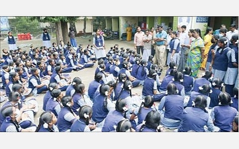 வேலூர் கொசப்பேட்டையில் உள்ள ஈ.வெ.ரா. நாகம்மை அரசு மாதிரி மகளிர் மேல்நிலைப்பள்ளியில் ஆசிரியர்களை வேறு பள்ளிக்கு மாற்றியதை கண்டித்து, நேற்று பள்ளி வளாகத்தில் போராட்டத்தில் ஈடுபட்ட மாணவிகள். படம்: வி.எம்.மணிநாதன்.