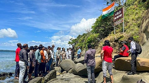 தெற்கு அந்தமானில் உள்ள மனிதர்கள் வசிக்காத ‘ஐஎன்ஏஎன்646’ என்ற தீவுக்கு, பரம் வீர் சக்ரா விருது பெற்ற ராணுவ வீரர், தன் சிங் பெயர் வைக்கப்பட்டுள்ளது. இனி இந்த தீவு ‘தன் சிங் தீப்’ என அழைக்கப்படும். அதற்கான பெயர் பலகையை பாதுகாப்பு அமைச்சக மற்றும் அந்தமான் நிர்வாக அதிகாரிகள் நேற்று வைத்தனர். படம்: பிடிஐ