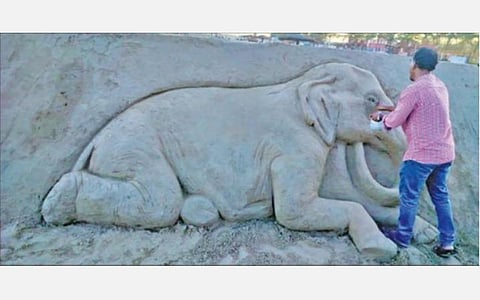 பாண்டி மெரினாவில் தேர்தல் ஆணைய விழிப்புணர்வு கூம்பு மணல் சிற்பத்தின் ஒரு பகுதியில் உருவாக்கப்பட்ட  யானை லட்சுமியின் சிற்பம்.﻿﻿
