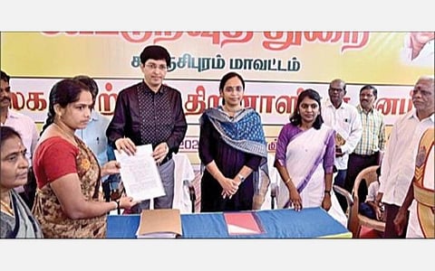காஞ்சிபுரத்தில் நடந்த நிகழ்ச்சியில் பயனாளிகளுக்கு பணி நியமன ஆணைகளை வழங்குகிறார் நுகர்வோர் பாதுகாப்புத் துறை செயலர் ஜெ.ராதாகிருஷ்ணன்.உடன் மாவட்ட ஆட்சியர் மா.ஆர்த்தி உள்ளிட்டோர்.