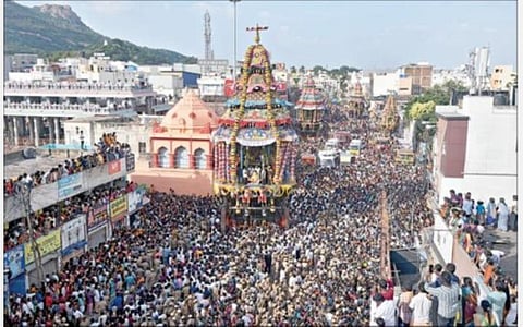 திருவண்ணாமலையில் கார்த்திகை தீபத் திருவிழாவையொட்டி நேற்று நடைபெற்ற மகா தேரோட்டத்தில் பக்தர்களின் வெள்ளத்தில் அசைந்து அசைந்து மாட வீதியில் பவனி வரும் உண்ணாமுலையம்மன் சமேத அண்ணாமலையாரின் திருத்தேர். படம்: சி.வெங்கடாஜலபதி