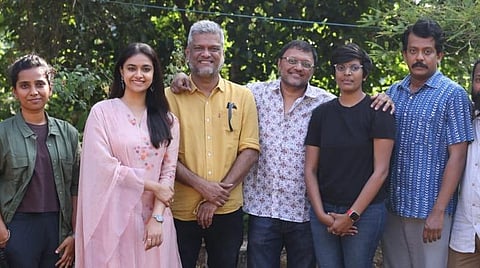 படக்குழுவினருடன் கீர்த்தி சுரேஷ்