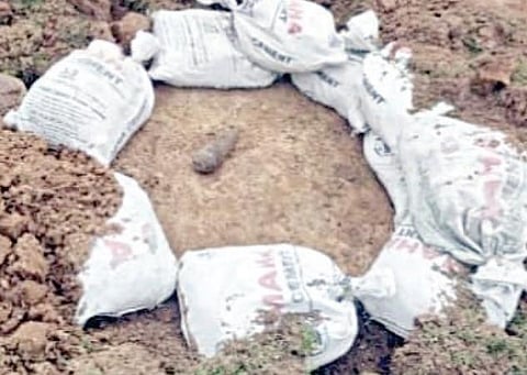 பெரியபாளையம் அருகே ஆவாஜிபேட்டையில் கிடைத்த ராக்கெட் குண்டை போலீஸார் மீட்டு, மைதானத்தில் மணல் மூட்டைகளை அடுக்கி அதன் மையத்தில் பத்திரமாக வைத்துள்ளனர்.