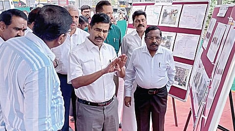 தாம்பரம் பகுதியில் வெள்ளத்தடுப்பு பணிகள் குறித்து ஆய்வு செய்கிறார் தலைமைச் செயலாளர் வெ.இறையன்பு. உடன் உயர் அதிகாரிகள்.