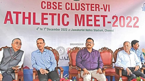சென்னை, ஜவஹர்லால் நேரு விளையாட்டு அரங்கில் சிபிஎஸ்இ கிளஸ்டர் 6 தடகள போட்டிகளை லஞ்ச ஒழிப்பு பிரிவு ஐஜி ஏ.டி.துரைக்குமார் நேற்று தொடங்கி வைத்தார். உடன், சிபிஎஸ்இ சென்னை மண்டல அதிகாரி தினேஷ்ராம், பாரதிய வித்யா பவன் (சென்னை) தலைவர் ‘இந்து’ என்.ரவி, இயக்குநர் கே.என்.ராமசாமி,  பி.வி.பவன்ஸ் ராஜாஜி வித்யாஷ்ரம் பள்ளி முதல்வர் பி.ஜி.சுப்பிரமணி.