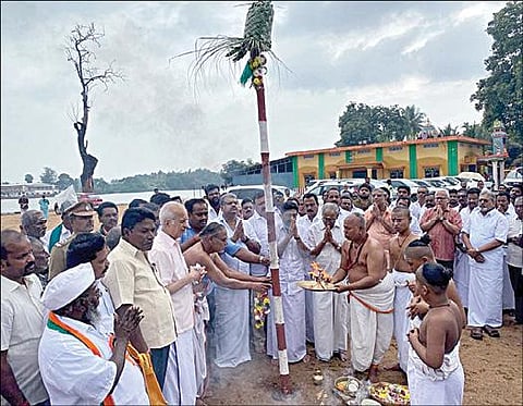 தஞ்சாவூர் மாவட்டம் திருவையாறில் நேற்று நடைபெற்ற தியாகராஜர் 176-வது ஆண்டு ஆராதனை விழாவுக்காக பந்தல்கால் முகூர்த்தம் நிகழ்ச்சியில் பங்கேற்ற தியாக பிரும்ம மகோத்ஸவ சபாவின் தலைவர் ஜி.கே.வாசன் உள்ளிட்டோர். படம்: ஆர்.வெங்கடேஷ்