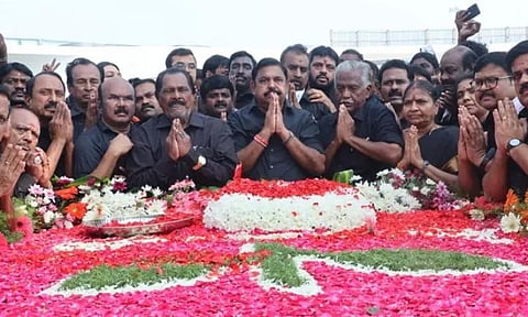 அதிமுகவை கட்டிக்காப்போம்; மெகா கூட்டணி அமைத்து வாகை சூடுவோம் - ஜெயலலிதா நினைவிடத்தில் இபிஎஸ் சூளுரை
