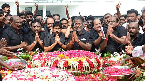 ஜெலலிதா நினைவிடத்தில் ஆதரவாளர்களுடன் ஓ.பன்னீர்செல்வம்
