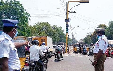 விதிமீறலில் ஈடுபடும் வாகனங்கள் குறித்து சமூக வலைதளம் மூலம் புகார் தெரிவிக்க அழைப்ப: பொதுமக்களுடன் கைகோத்த போக்குவரத்து போலீஸார்
