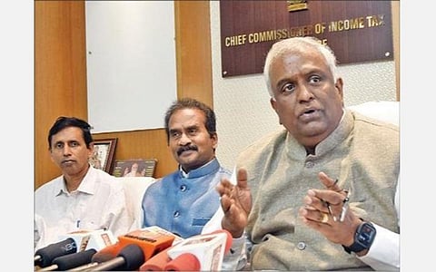 கோவையில் நேற்று செய்தியாளர்களை சந்தித்த தமிழ்நாடு மற்றும் புதுச்சேரி வருமானவரித்துறை முதன்மை தலைமை ஆணையர் ரவிச்சந்திரன். அருகில்  கோவை வருமானவரித்துறை முதன்மை ஆணையர் பூபால் ரெட்டி உள்ளிட்டோர். படம்: ஜெ.மனோகரன்