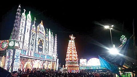 திருவாரூர் மாவட்டம் முத்துப்பேட்டையை   அடுத்துள்ள  ஜாம்புவானோடையில் நேற்று முன்தினம் இரவு நடைபெற்ற சேக் தாவூது ஆண்டவர் தர்கா சந்தனக்கூடு ஊர்வலம்.