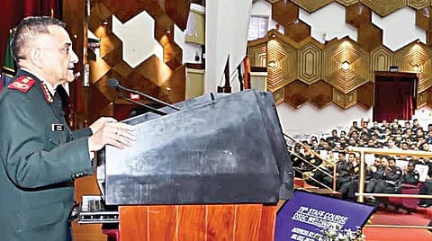 நீலகிரி மாவட்டம் வெலிங்டனில் உள்ள முப்படை அதிகாரிகள் பயிற்சி கல்லூரியில் பயிற்சி அதிகாரிகளிடம் கலந்துரையாடிய முப்படைகளின் தலைமை தளபதி ஜெனரல் அனில் சவுஹான்.