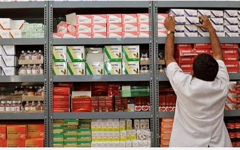 மருந்து கடைகளில் மருந்தாளுநர்கள் அடையாள அட்டையுடன் வெண்ணிற அங்கி அணிய வேண்டும்: மருந்து கட்டுப்பாட்டு இயக்குநர் அறிவுறுத்தல்
