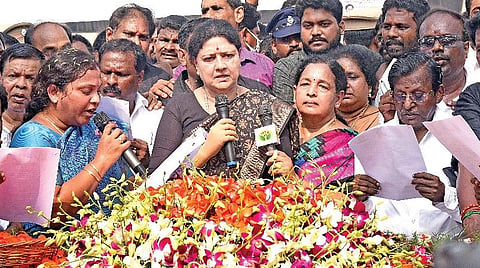 ஜெயலலிதா நினைவிடத்தில் மலர்தூவி அஞ்சலி செலுத்திய ஜெயலலிதாவின் தோழி வி.கே.சசிகலா உள்ளிட்டோர்