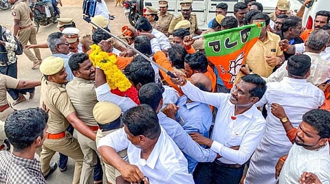 தஞ்சையில் மறியலில் ஈடுபட்ட பாஜகவினர்
