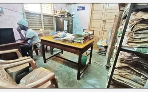 விருத்தாசலம் நகராட்சியில், நகரமைப்பு அலுவலரின் இருக்கையில் அமர்ந்திருக்கும் நகரமைப்பு அலுவலரின் மகன் ராஜேஷ்.