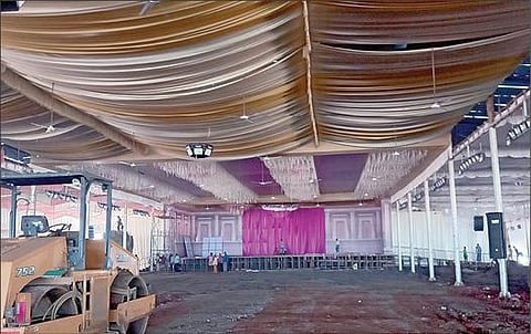 தென்காசி அருகே இலத்தூரில் முதல்வர் பங்கேற்கும் விழா மேடை, பந்தல் அமைக்கும் பணி விறுவிறுப்பாக நடைபெற்று வருகிறது.