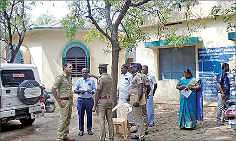 களக்காட்டிலுள்ள அரசு மேல்நிலைப்பள்ளியில் மாணவர் கத்தியால்குத்தப்பட்டதை அடுத்து அங்கு போலீஸார் விசாரணை மேற்கொண்டனர்.