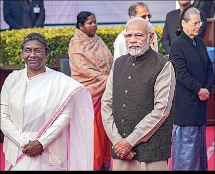 அம்பேத்கர் நினைவு தினத்தையொட்டி நாடாளுமன்ற வளா கத்தில் அவரது சிலைக்கு குடியரசுத் தலைவர் முர்மு,பிரதமர் மோடி, காங்கிரஸ் முன்னாள் தலைவர் சோனியா  காந்தி உள்ளிட்டோர் மலரஞ்சலி செலுத்தினர்.படம்: பிடிஐ