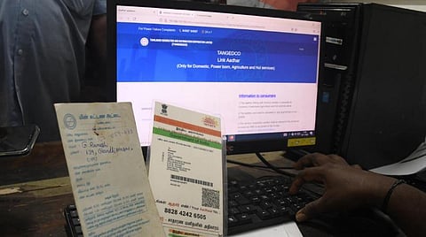 மின் இணைப்புடன் ஆதாரை இணைக்கு ஊழியர்கள்