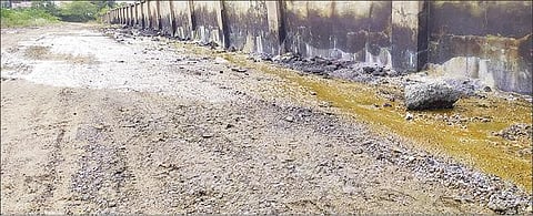 ராணிப்பேட்டை சிப்காட்டில் உள்ள குரோமியம் தொழிற்சாலையால் குவிக்கப்பட்டுள்ள கழிவுகள். அடுத்த படம்: மழை காலங்களில் குரோமியம் கழிவுகள் மழைநீரில் தேங்கி மஞ்சள் நிற நச்சுப்பொருட்கள் கலந்து நிலத்தடி நீர்மட்டத்தை பாதித்து வருகிறது. படங்கள்: ப.தாமோதரன்