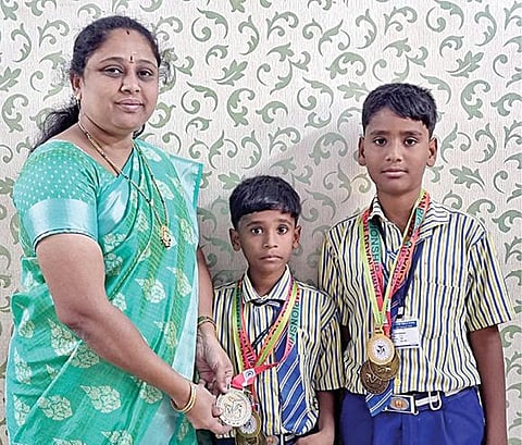 தேசிய ரோலர் ஸ்கேட்டிங் போட்டியில் அரசு பள்ளி மாணவர்கள்