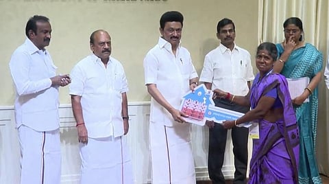 தமிழ்நாடு நகர்ப்புற வாழ்விட மேம்பாட்டு வாரியம் சார்பில் கட்டப்பட்டுள்ள குடியிருப்புக்கான சாவி மற்றும் ஆணையை பயனாளியிடம் நேற்று வழங்கினார் முதல்வர் மு.க.ஸ்டாலின். உடன், அமைச்சர்கள் சு.முத்துசாமி, தா.மோ.அன்பரசன், தலைமைச் செயலர் வெ.இறையன்பு, வீட்டுவசதி மற்றும் நகர்ப்புற வளர்ச்சித் துறைச் செயலர் அபூர்வா, தமிழ்நாடு நகர்ப்புற வாழ்விட மேம்பாட்டு வாரிய மேலாண் இயக்குநர் ம.கோவிந்த ராவ்.