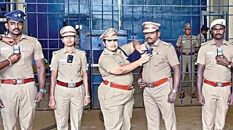 சிறை காவலர்களுக்கு சீருடையில் பொருத்தும் நவீன கேமரா நேற்று புழல் மத்திய சிறையில் அறிமுகம் செய்யப்பட்டது. நிகழ்ச்சியில் சிறைத்துறை டிஐஜி.க்கள் கனகராஜ், முருகேசன்  மற்றும் சிறைத்துறை அதிகாரிகள் நிகிலா ராஜேந்திரன், கிருஷ்ணராஜ் உள்பட பலர் கலந்து கொண்டனர்.