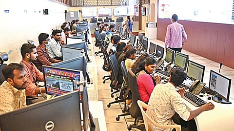 `மேன்டூஸ்' புயல் வடதமிழகத்தை நோக்கி நகர்ந்து வரும் நிலையில், மக்கள் புகார்களை தெரிவிக்க வசதியாக ரிப்பன் மாளிகையில் அமைக்கப்பட்டுள்ள பேரிடர் கட்டுப்பாட்டு அறை. படம்: ம.பிரபு