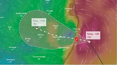 கரையை கடக்கும் புயலின் மையப்பகுதி