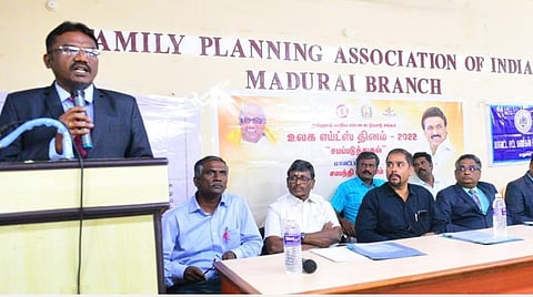 மதுரையில் நடந்த நிகழ்ச்சியில் பேசும் மாவட்ட முதன்மை சார்பு நீதிபதி ஏ.ராபின்சன் ஜார்ஜ் | படம்: எஸ்.கிருஷ்மூர்த்தி. 